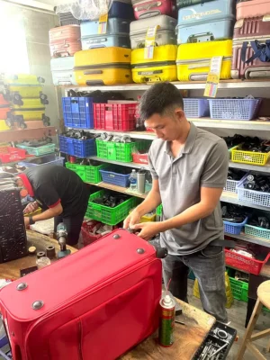 Vali bị gãy bánh xe