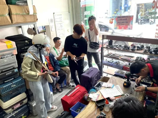 Sửa vali lấy liền trước Tết