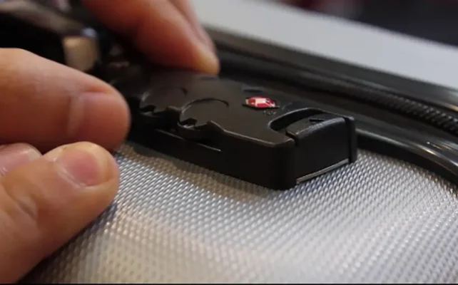 Bị kẹt khóa vali